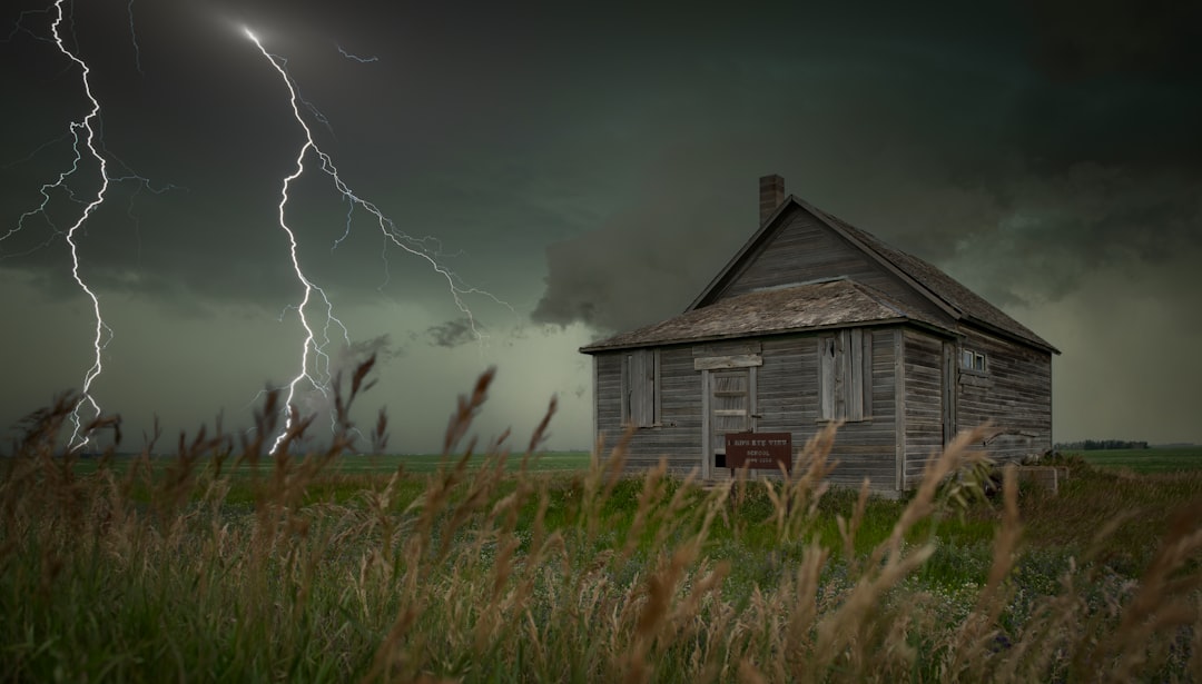 can lightning strike a house