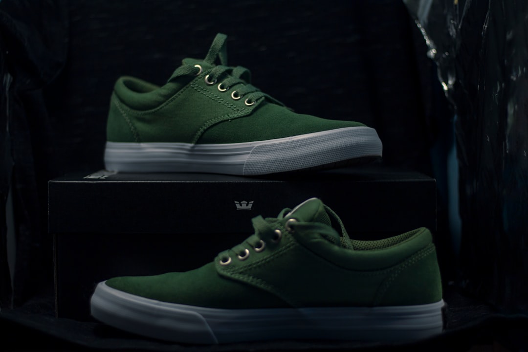 what color of shoe goes with green dress