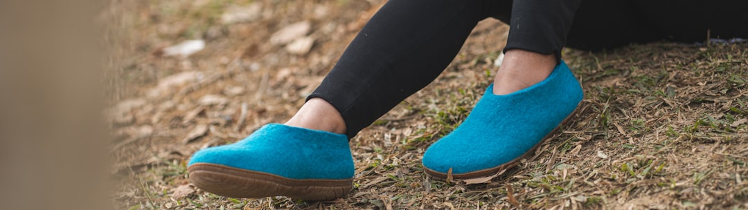 what color goes with blue shoes