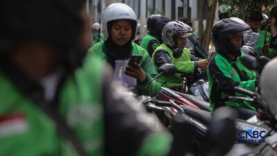 Pengemudi ojek online menunggu orderan di Stasiun Palmerah Jakarta