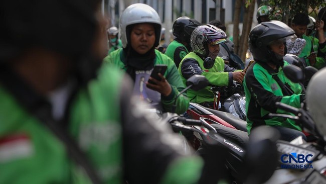 Pengemudi ojek online menunggu orderan di Stasiun Palmerah Jakarta