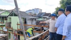 Wakil Menteri Perumahan dan Kawasan Permukiman Fahri Hamzah saat meninjau kawasan bantaran Kali Code di Yogyakarta