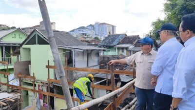 Wakil Menteri Perumahan dan Kawasan Permukiman Fahri Hamzah saat meninjau kawasan bantaran Kali Code di Yogyakarta