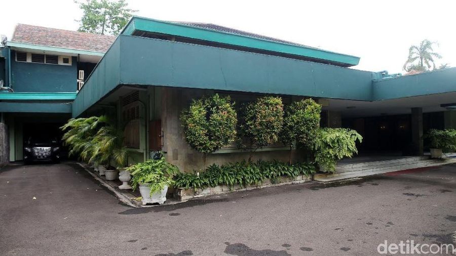 Dirjen Pajak Mar'ie Muhammad mengukur rumah Presiden Soeharto di Jalan Cendana untuk pemetaan Pajak Bumi dan Bangunan