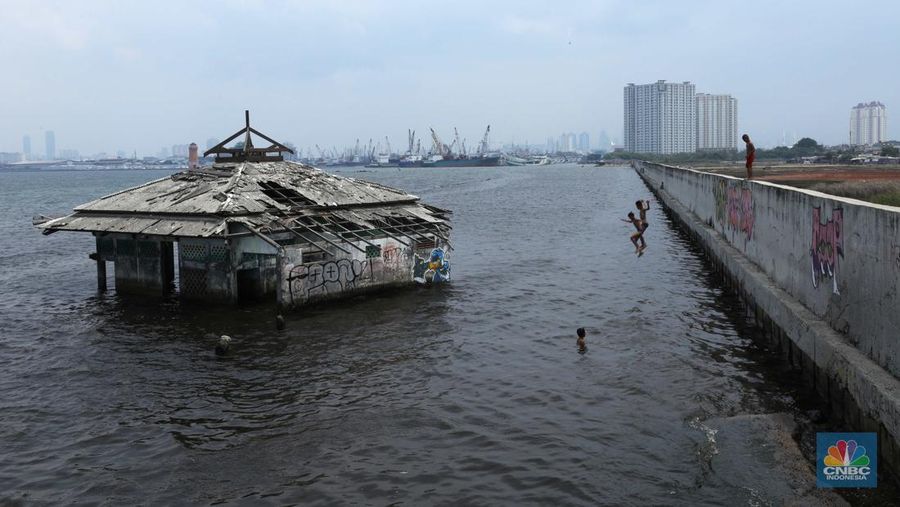 Masjid Wal-Adhuna yang tenggelam akibat banjir rob di Muara Baru Jakarta