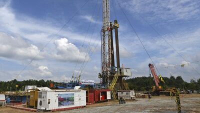 Panel surya atap PLTS untuk rumah tinggal hemat energi 2026