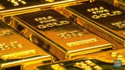 Ilustrasi investasi emas dan properti sebagai perbandingan aset