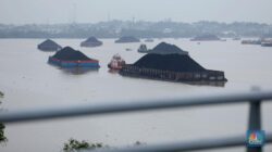 Tongkang batu bara melintas di Sungai Mahakam Samarinda Kalimantan Timur