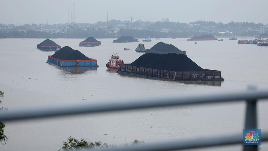 Tongkang batu bara melintas di Sungai Mahakam Samarinda Kalimantan Timur
