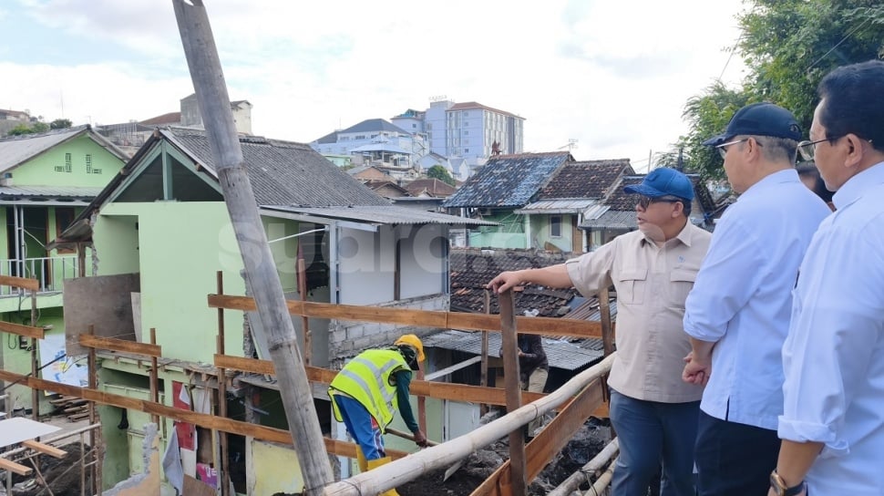 Wakil Menteri PKP Fahri Hamzah saat meninjau penataan kawasan bantaran Kali Code di Yogyakarta