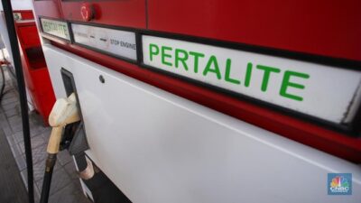 Petugas mengisi bahan bakar minyak BBM jenis Pertalite di SPBU Jakarta