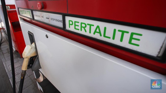 Petugas mengisi bahan bakar minyak BBM jenis Pertalite di SPBU Jakarta
