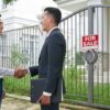 Ilustrasi negosiasi harga rumah saat membeli properti