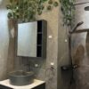 Kamar mandi modern minimalis dengan perangkat sanitasi hemat air untuk hunian efisien