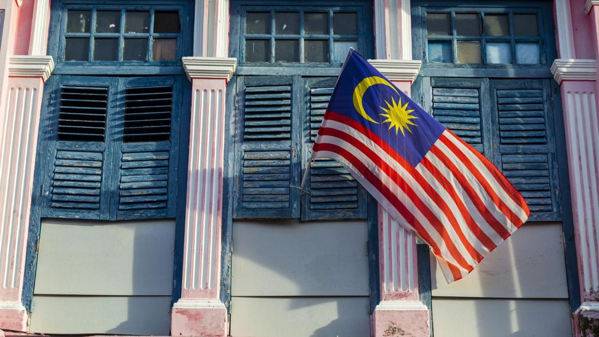 Ilustrasi bendera Malaysia saat sistem imigrasi mengalami gangguan teknologi