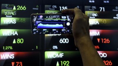 Indeks harga saham gabungan IHSG ditutup menguat tipis 0,83 persen ke 6.180 pada Jumat 29 Mei 2026