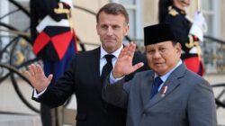 Prabowo Subianto dan Emmanuel Macron saat pertemuan bilateral di Istana Elysee Paris