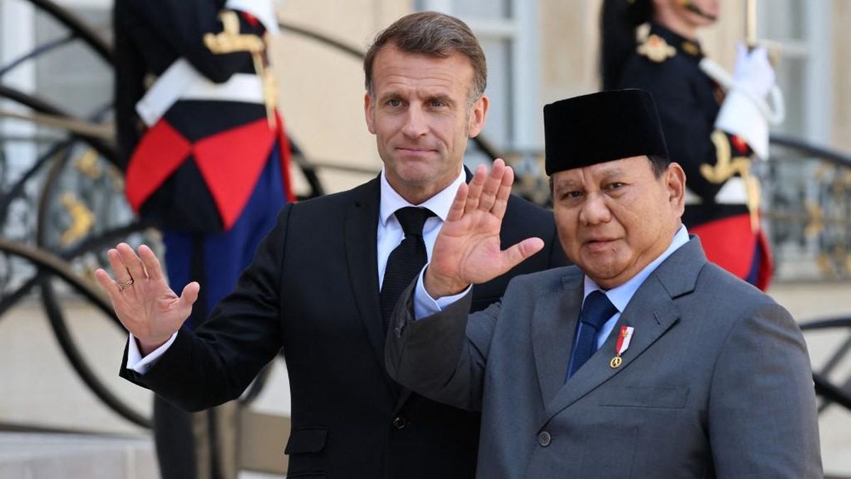 Prabowo Subianto dan Emmanuel Macron saat pertemuan bilateral di Istana Elysee Paris
