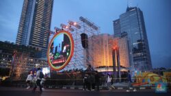 Warga merayakan malam tahun baru 2026 di Bundaran Hotel Indonesia Jakarta