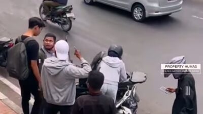 Ilustrasi debt collector mengambil motor nasabah di tengah jalan
