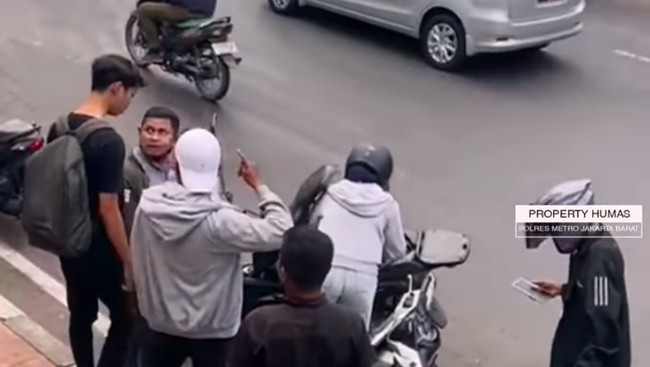 Ilustrasi debt collector mengambil motor nasabah di tengah jalan