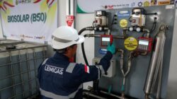 Pekerja mengoperasikan unit pencampur bahan bakar portabel saat pengujian biodiesel B50 di Lembang Jawa Barat