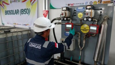 Pekerja mengoperasikan unit pencampur bahan bakar portabel saat pengujian biodiesel B50 di Lembang Jawa Barat