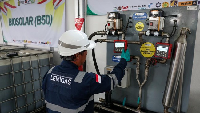 Pekerja mengoperasikan unit pencampur bahan bakar portabel saat pengujian biodiesel B50 di Lembang Jawa Barat