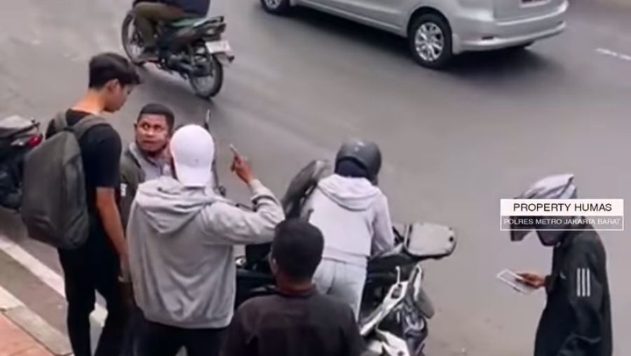 Ilustrasi Debt Collector Mengambil Motor Nasabah
