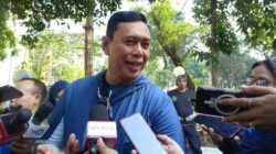 Direktur Utama Perum Bulog Ahmad Rizal Ramdhani membagikan daging kurban