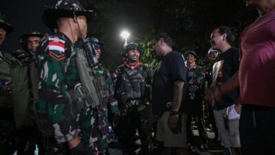 Prajurit TNI AD berpatroli di kawasan Jakarta untuk cegah aksi begal