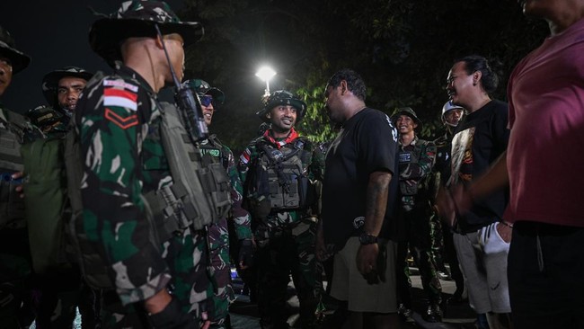 Prajurit TNI AD berpatroli di kawasan Jakarta untuk cegah aksi begal