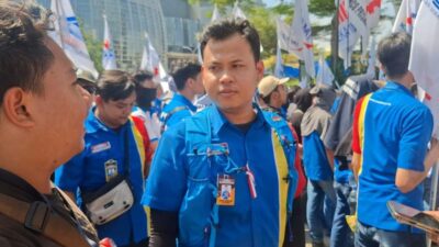 Massa buruh Indomaret yang tergabung dalam PUK SPAI FSPMI PT Indomarco Prismatama menggelar demonstrasi di depan Menara Indomaret PIK Jakarta Utara