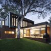 Tren desain rumah modern 2026 open space layout natural lighting