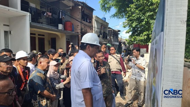 Menteri Maruarar Sirait saat meninjau renovasi rumah di Menteng Tenggulun Jakarta