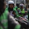 Pekerja ojek online menunggu orderan di Stasiun Palmerah Jakarta