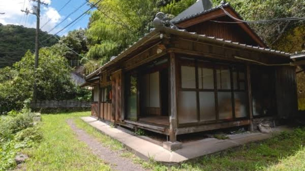 Ilustrasi rumah kosong atau akiya di Jepang yang menjadi masalah serius
