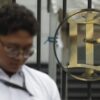 Bank Indonesia karyawan berdiri di depan logo Bank Indonesia Jakarta