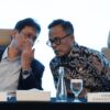 Menteri Keuangan Purbaya Yudhi Sadewa berbincangan dengan COO Danantara Dony Oskaria saat konferensi pers kesiapan operasional PT Danantara Sumberdaya Indonesia