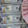 Ilustrasi dolar Amerika Serikat dan rupiah Indonesia
