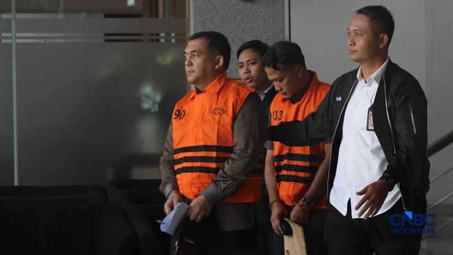 Silmy Karim Wakil Menteri Imigrasi ditahan KPK mengenakan rompi oranye tahanan