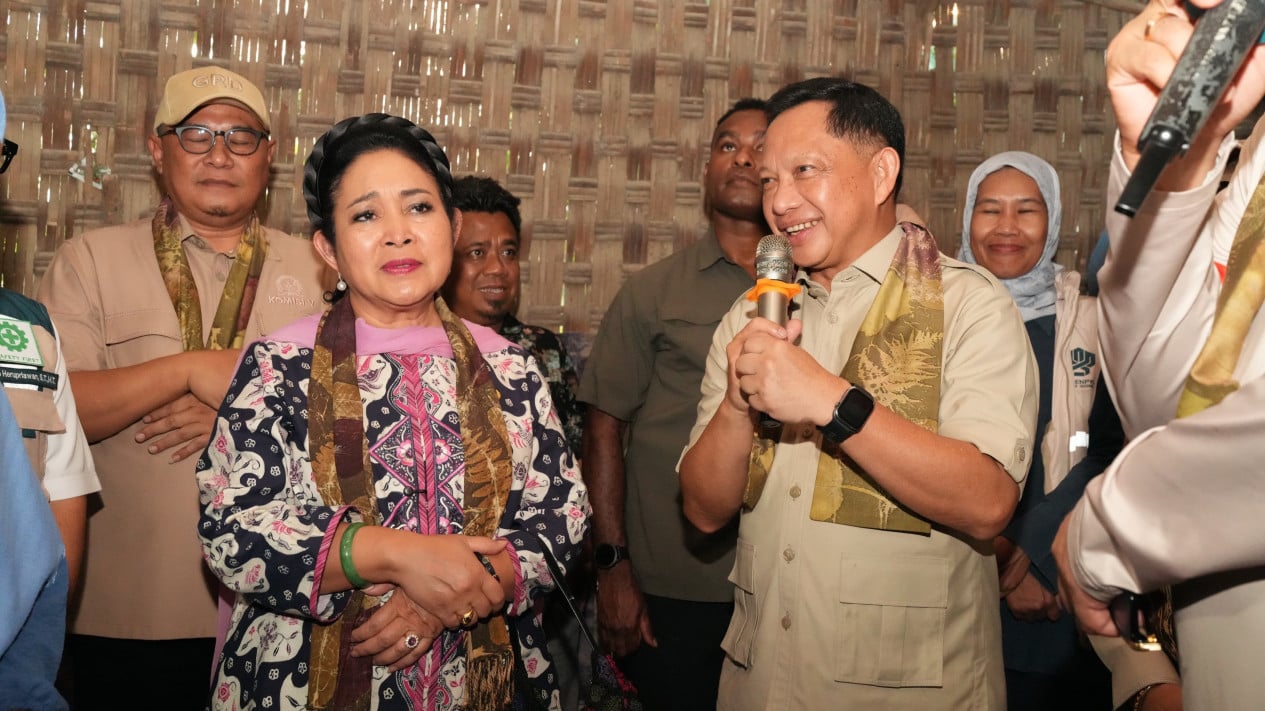 Mendagri Tito Karnavian dan Menteri PKP Maruarar Sirait meninjau penerima bantuan bedah rumah di Bantul