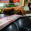Rupiah melemah ke level Rp18.000 per dolar AS
