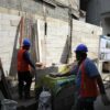 Pekerja menyelesaikan proyek renovasi hunian di kawasan Menteng Tenggulun Jakarta