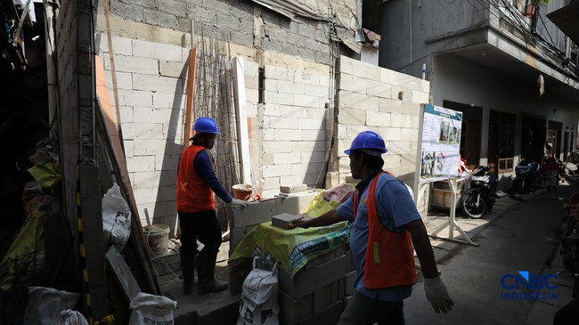 Pekerja menyelesaikan proyek renovasi hunian di kawasan Menteng Tenggulun Jakarta