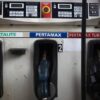 Kendaraan mengisi BBM di SPBU Pertamina Bekasi