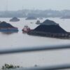 Tongkang batu bara melintas di Sungai Mahakam Samarinda Kalimantan Timur