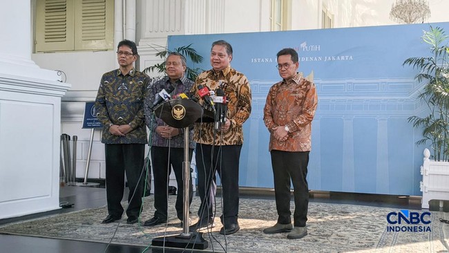 Menko Perekonomian Airlangga Hartarto mengumumkan perpanjangan kebijakan WFH ASN selama 2 bulan